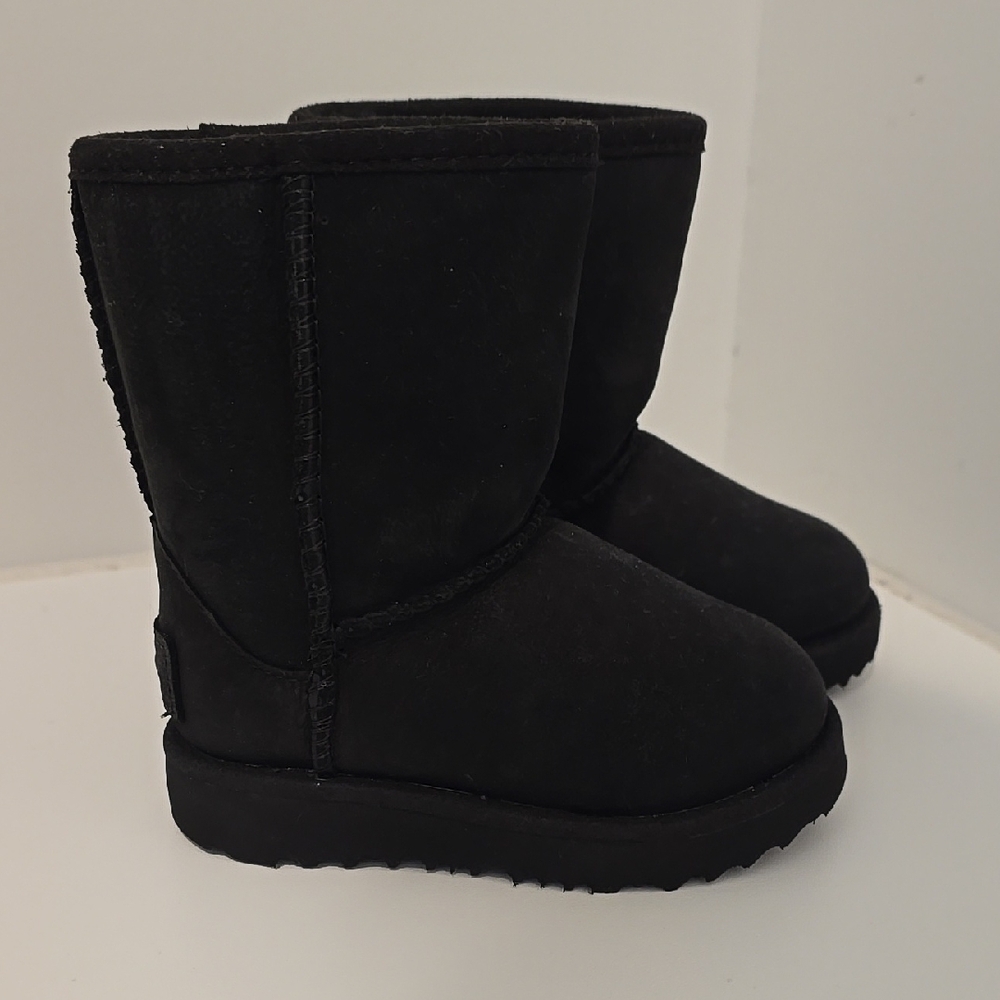 UGG NWT girls Boots size 6